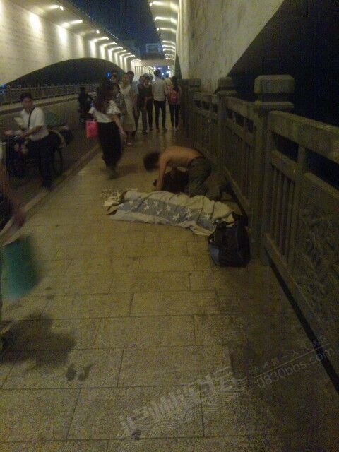 昨天晚上沱一桥上面看见的乞人 - 【泸州俯瞰】