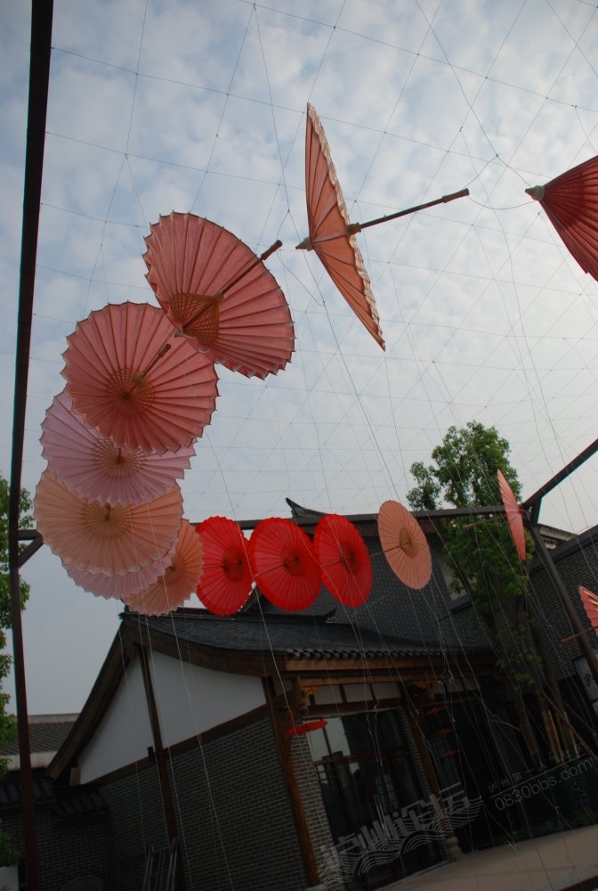 董允坝,伞里映像.