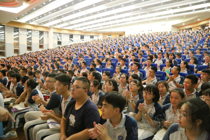 天府中学党委书记,校长张如栩为高三学生作讲座